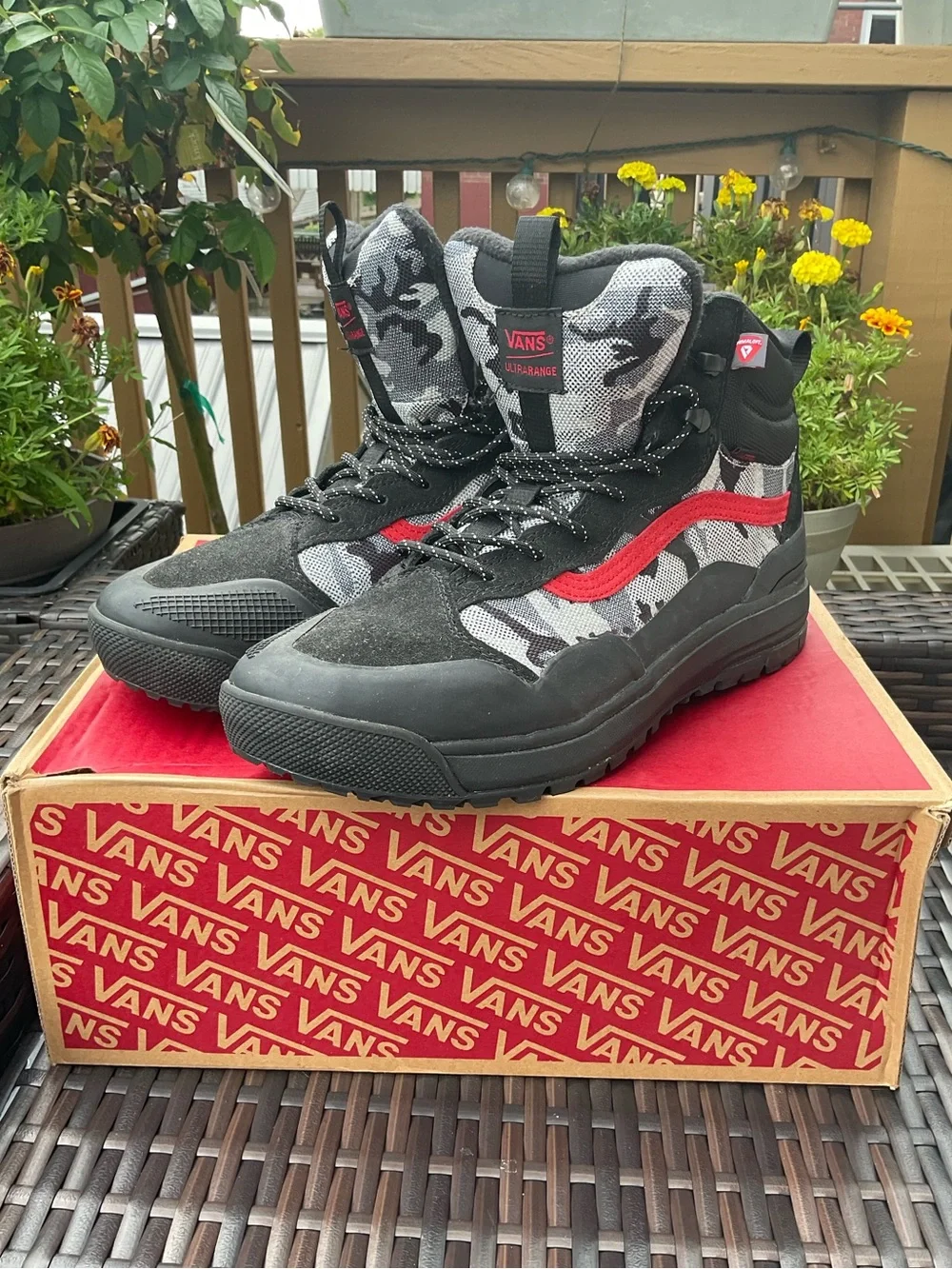 Vans UltraRange Exo Hi MTE-2 Arctic Camo Black Red Primaloft Boots.Men’s 11.5.